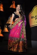 Malaika Arora Khan walk for Vikram Phadnis Show at BLENDERS PRIDE FASHION TOUR 2013 Day 2 in Mumbai on 24th Nov 2013